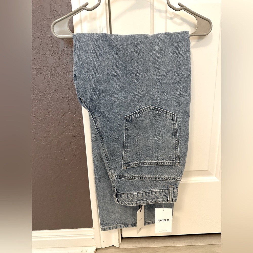 NWT Forever 21 ‘90s Fit Baggy Soft Light Wash Blue Jeans 💙